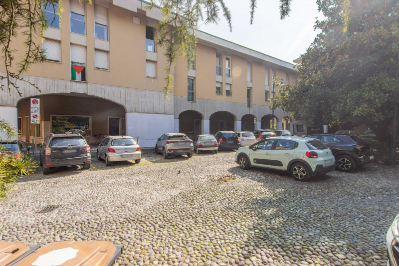 In Piazza Petrarca, davanti alla chiesa del Carmine, proponiamo appartamento sito su un complesso...