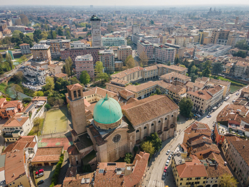 In Piazza Petrarca, davanti alla chiesa del Carmine, proponiamo appartamento sito su un complesso...