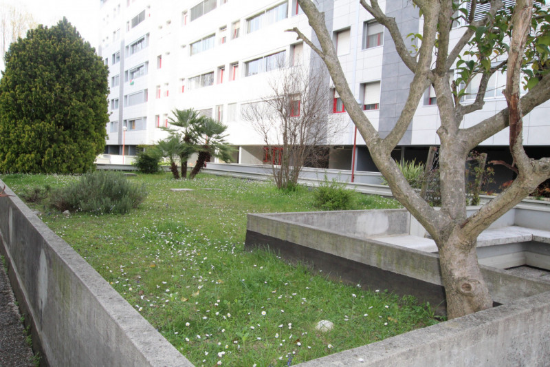 Scoprite la vostra nuova casa nel cuore di Sacra Famiglia, un quartiere rinomato per la sua tranq...