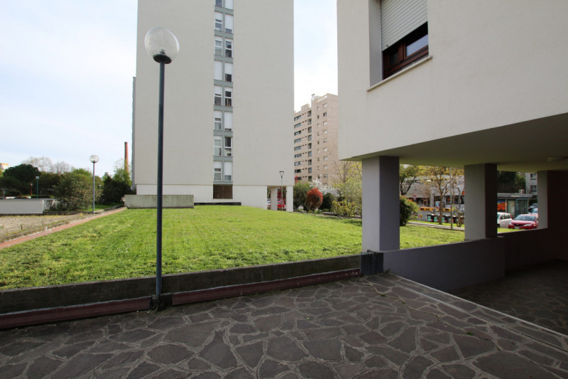 Scoprite la vostra nuova casa nel cuore di Sacra Famiglia, un quartiere rinomato per la sua tranq...