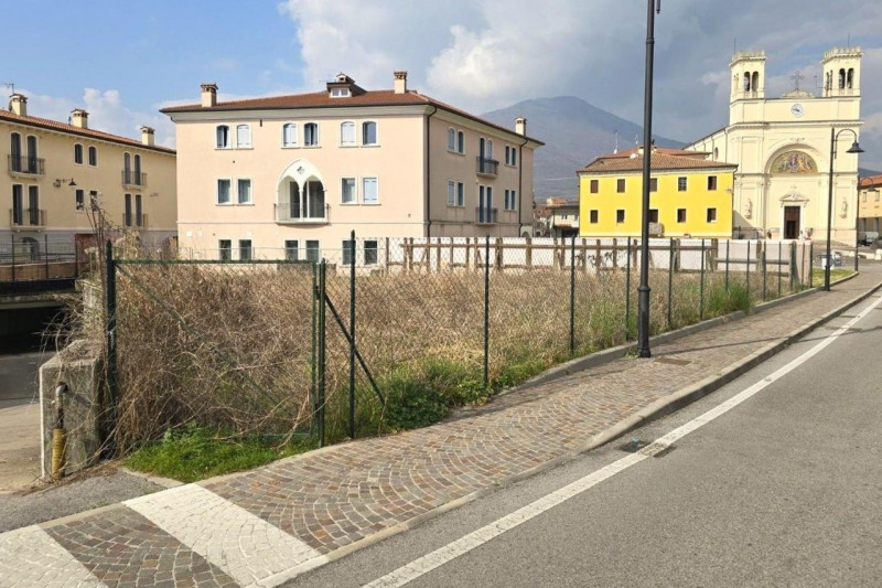 Quest’immobile viene venduto tramite asta online.

Edificio produttivo sito in Carrè (VI), via Pa...