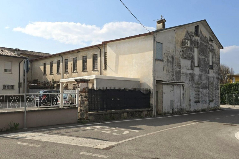 Quest’immobile viene venduto tramite asta online.

Edificio produttivo sito in Carrè (VI), via Pa...