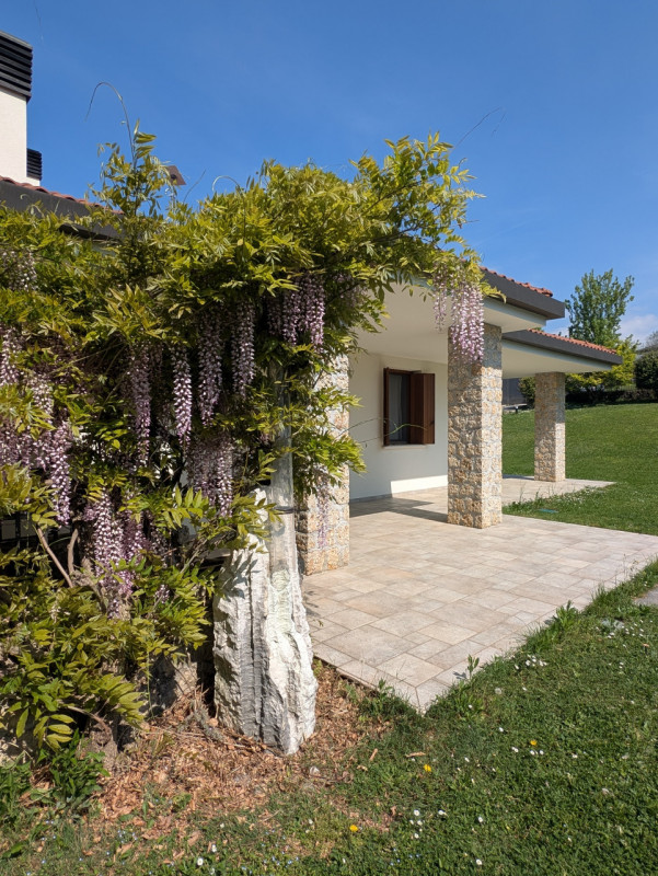 Vendiamo splendida villa singola del 2002 situata in contesto collinare con suggestiva vista pano...