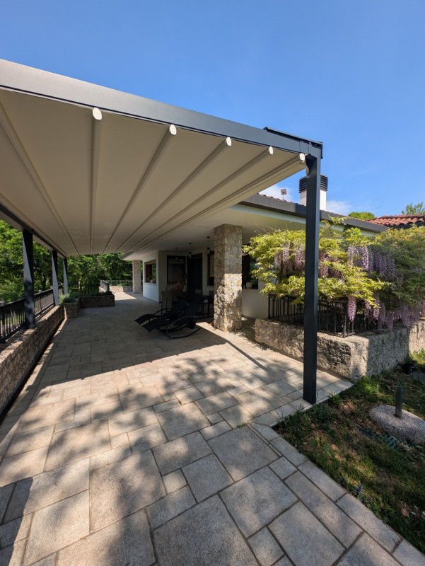 Vendiamo splendida villa singola del 2002 situata in contesto collinare con suggestiva vista pano...