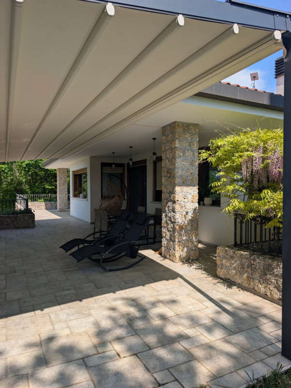 Vendiamo splendida villa singola del 2002 situata in contesto collinare con suggestiva vista pano...