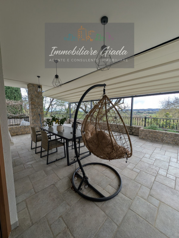 Vendiamo splendida villa singola del 2002 situata in contesto collinare con suggestiva vista pano...