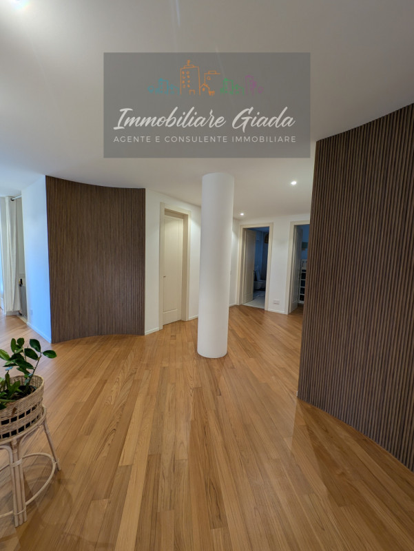 Vendiamo splendida villa singola del 2002 situata in contesto collinare con suggestiva vista pano...