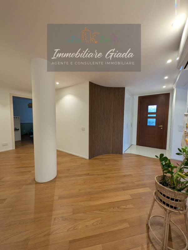 Vendiamo splendida villa singola del 2002 situata in contesto collinare con suggestiva vista pano...