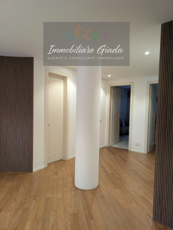 Vendiamo splendida villa singola del 2002 situata in contesto collinare con suggestiva vista pano...