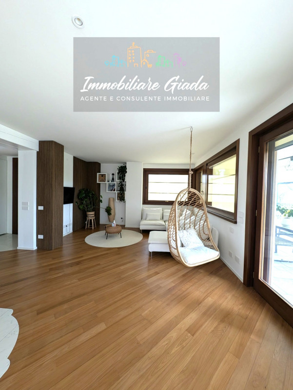 Vendiamo splendida villa singola del 2002 situata in contesto collinare con suggestiva vista pano...