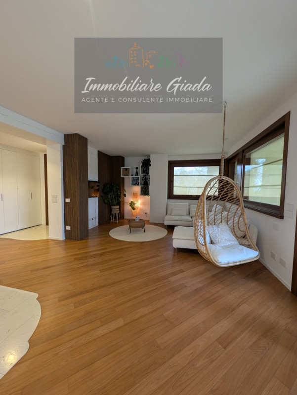 Vendiamo splendida villa singola del 2002 situata in contesto collinare con suggestiva vista pano...