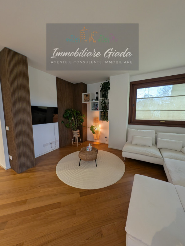 Vendiamo splendida villa singola del 2002 situata in contesto collinare con suggestiva vista pano...