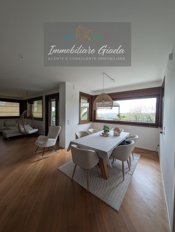 Vendiamo splendida villa singola del 2002 situata in contesto collinare con suggestiva vista pano...