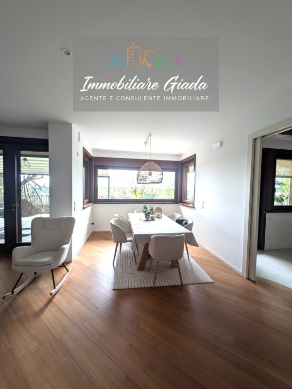 Vendiamo splendida villa singola del 2002 situata in contesto collinare con suggestiva vista pano...