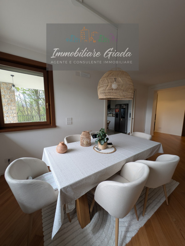 Vendiamo splendida villa singola del 2002 situata in contesto collinare con suggestiva vista pano...