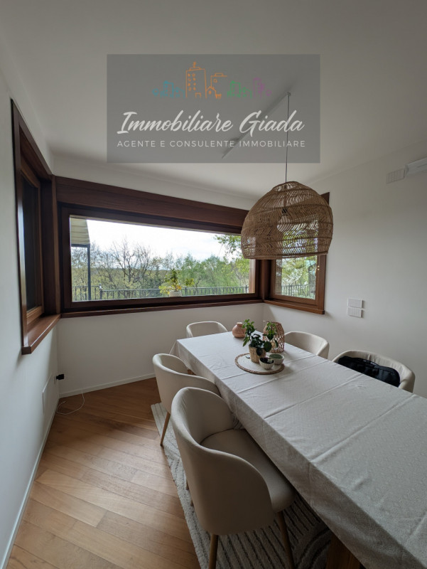 Vendiamo splendida villa singola del 2002 situata in contesto collinare con suggestiva vista pano...