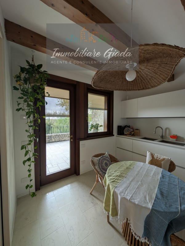 Vendiamo splendida villa singola del 2002 situata in contesto collinare con suggestiva vista pano...