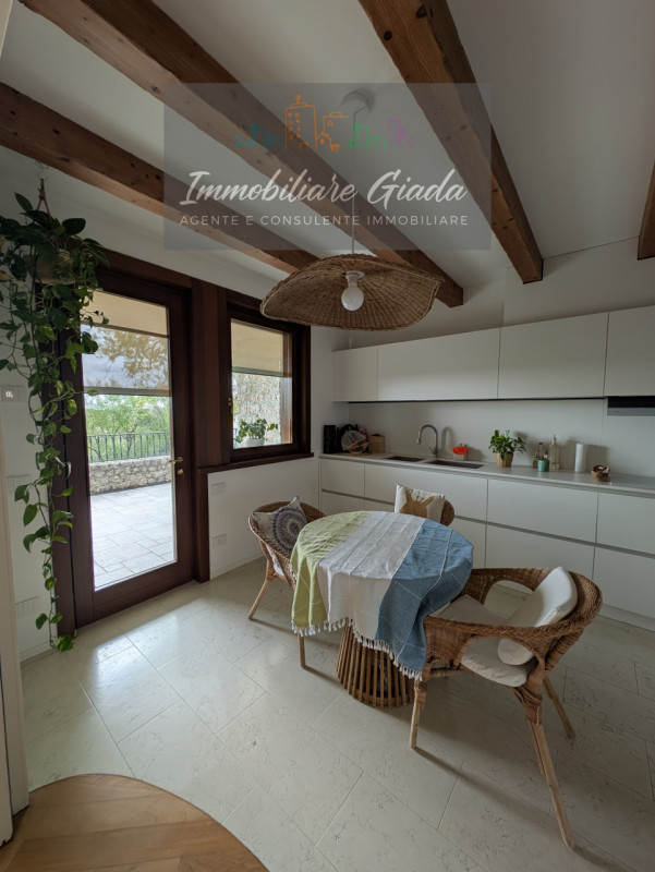 Vendiamo splendida villa singola del 2002 situata in contesto collinare con suggestiva vista pano...