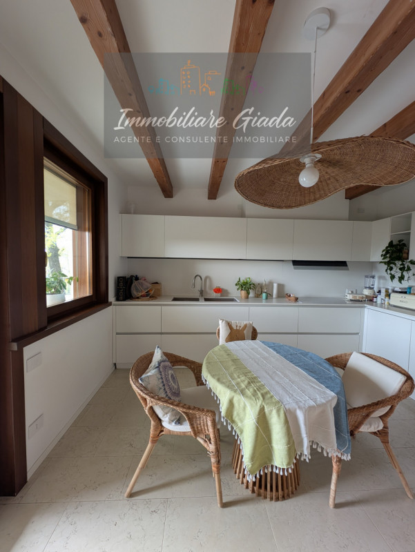 Vendiamo splendida villa singola del 2002 situata in contesto collinare con suggestiva vista pano...