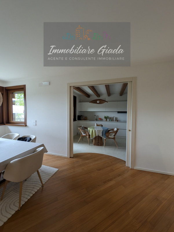 Vendiamo splendida villa singola del 2002 situata in contesto collinare con suggestiva vista pano...