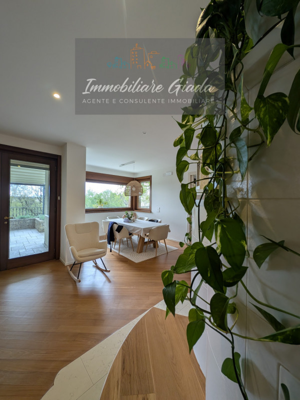 Vendiamo splendida villa singola del 2002 situata in contesto collinare con suggestiva vista pano...