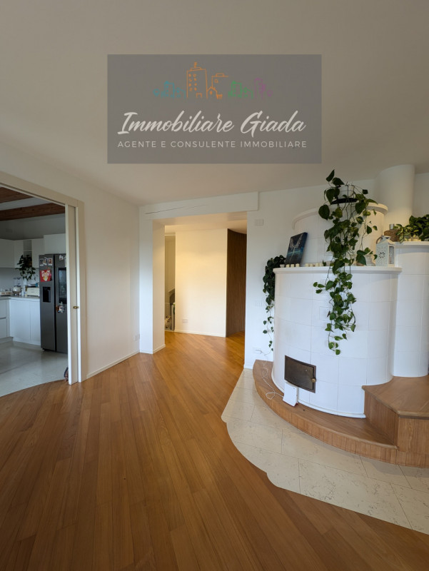 Vendiamo splendida villa singola del 2002 situata in contesto collinare con suggestiva vista pano...