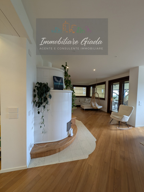 Vendiamo splendida villa singola del 2002 situata in contesto collinare con suggestiva vista pano...