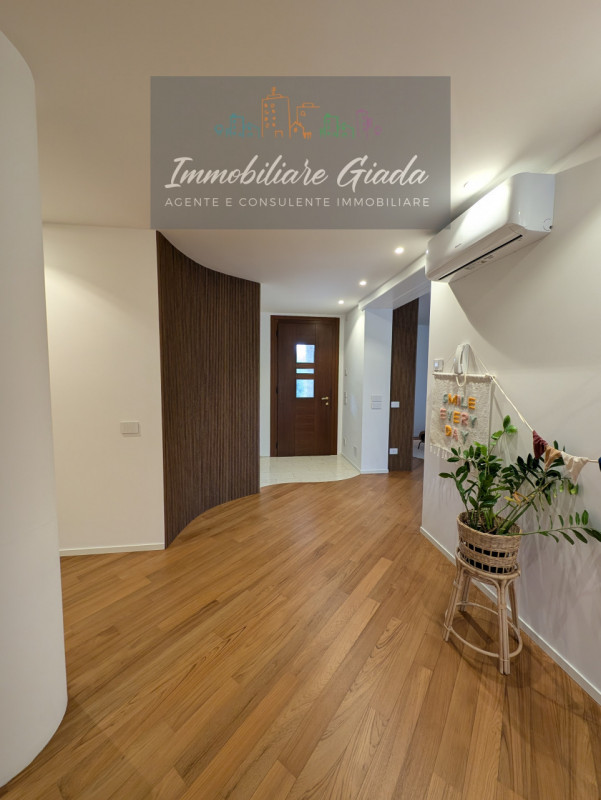 Vendiamo splendida villa singola del 2002 situata in contesto collinare con suggestiva vista pano...