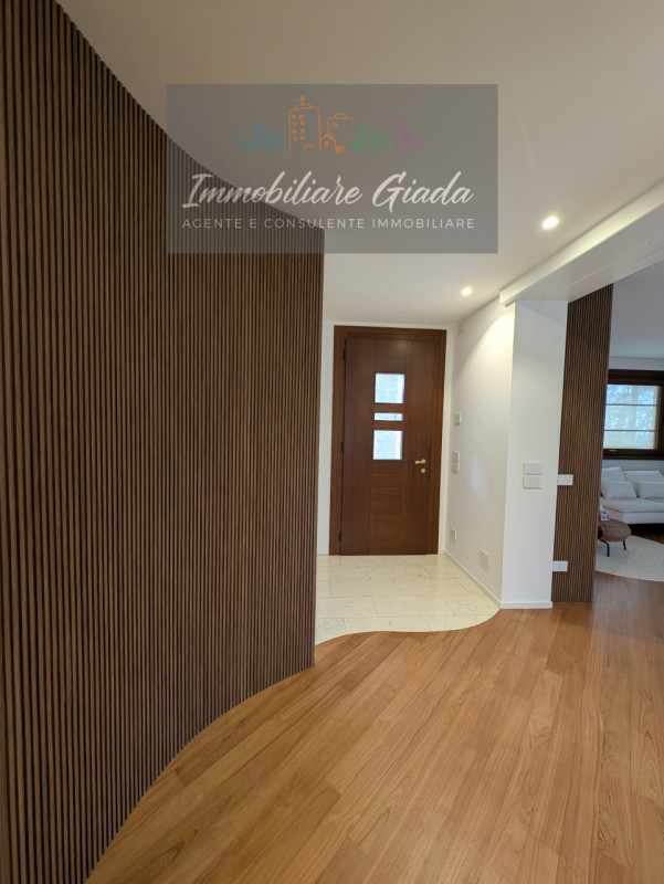 Vendiamo splendida villa singola del 2002 situata in contesto collinare con suggestiva vista pano...