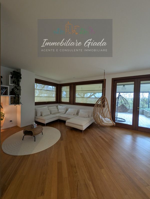 Vendiamo splendida villa singola del 2002 situata in contesto collinare con suggestiva vista pano...