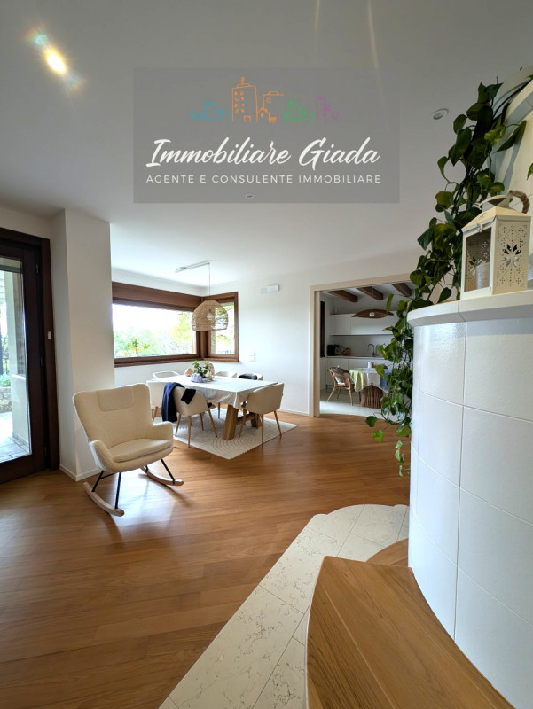 Vendiamo splendida villa singola del 2002 situata in contesto collinare con suggestiva vista pano...