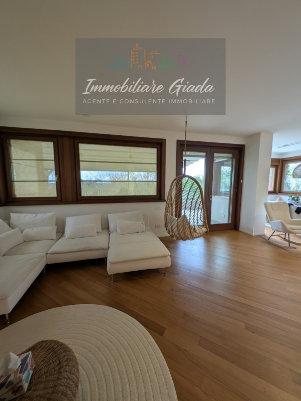 Vendiamo splendida villa singola del 2002 situata in contesto collinare con suggestiva vista pano...