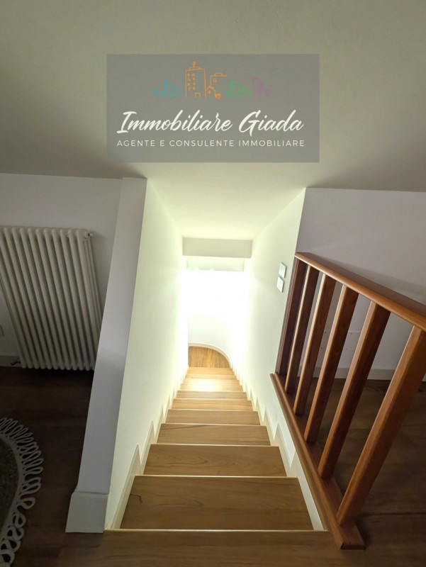 Vendiamo splendida villa singola del 2002 situata in contesto collinare con suggestiva vista pano...