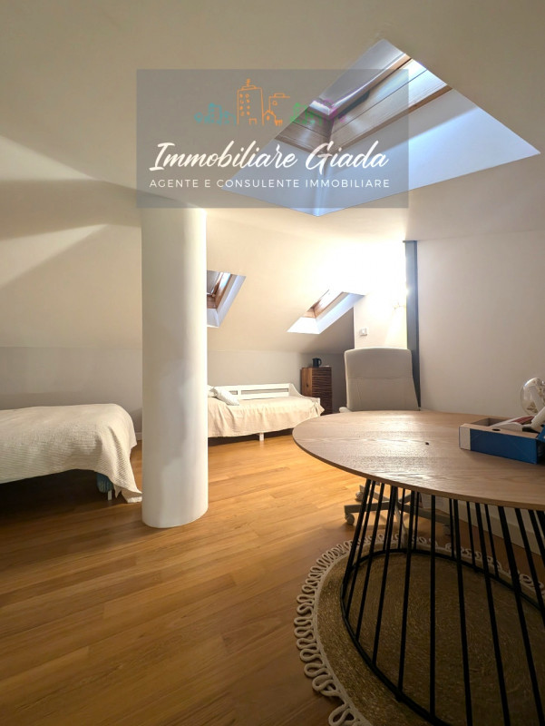 Vendiamo splendida villa singola del 2002 situata in contesto collinare con suggestiva vista pano...