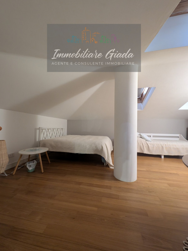 Vendiamo splendida villa singola del 2002 situata in contesto collinare con suggestiva vista pano...