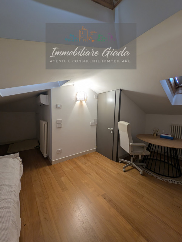 Vendiamo splendida villa singola del 2002 situata in contesto collinare con suggestiva vista pano...