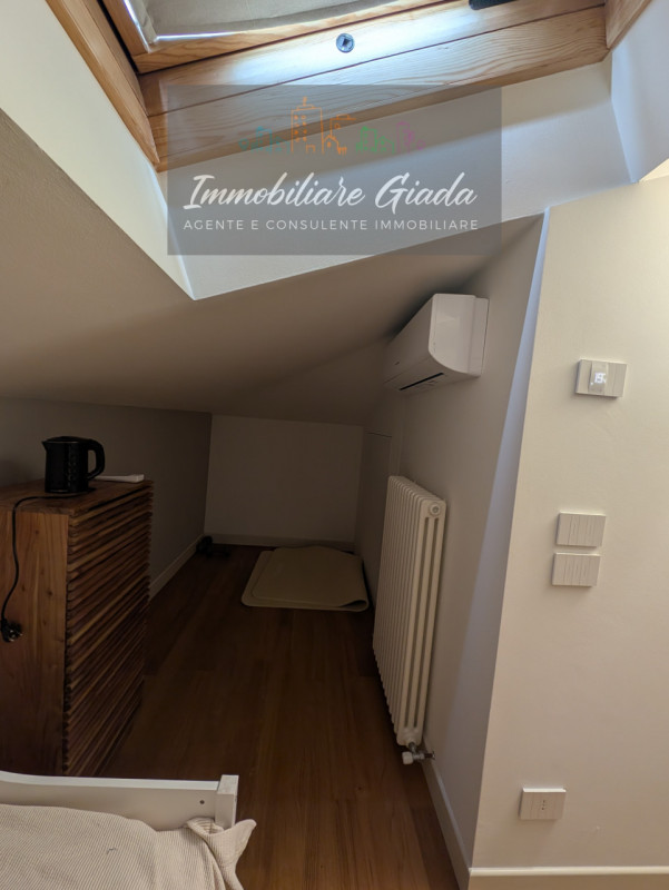 Vendiamo splendida villa singola del 2002 situata in contesto collinare con suggestiva vista pano...