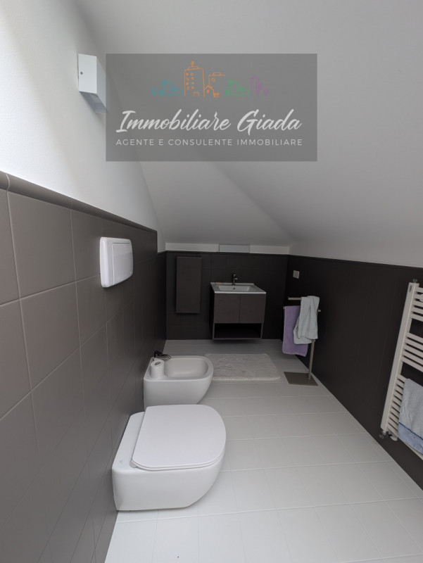 Vendiamo splendida villa singola del 2002 situata in contesto collinare con suggestiva vista pano...