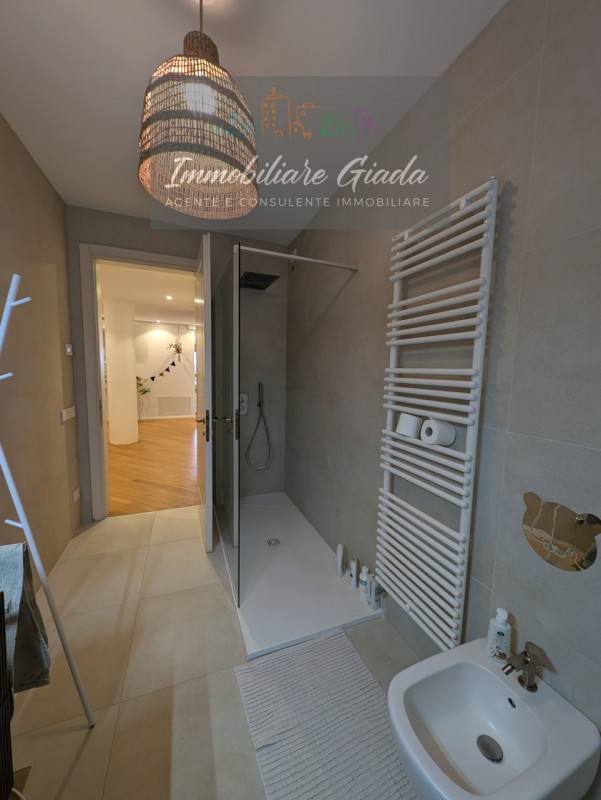 Vendiamo splendida villa singola del 2002 situata in contesto collinare con suggestiva vista pano...