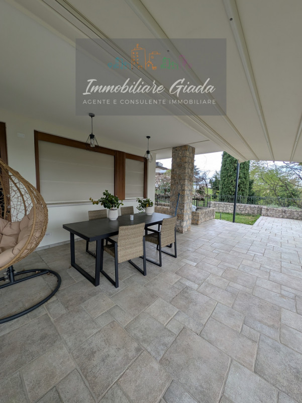 Vendiamo splendida villa singola del 2002 situata in contesto collinare con suggestiva vista pano...