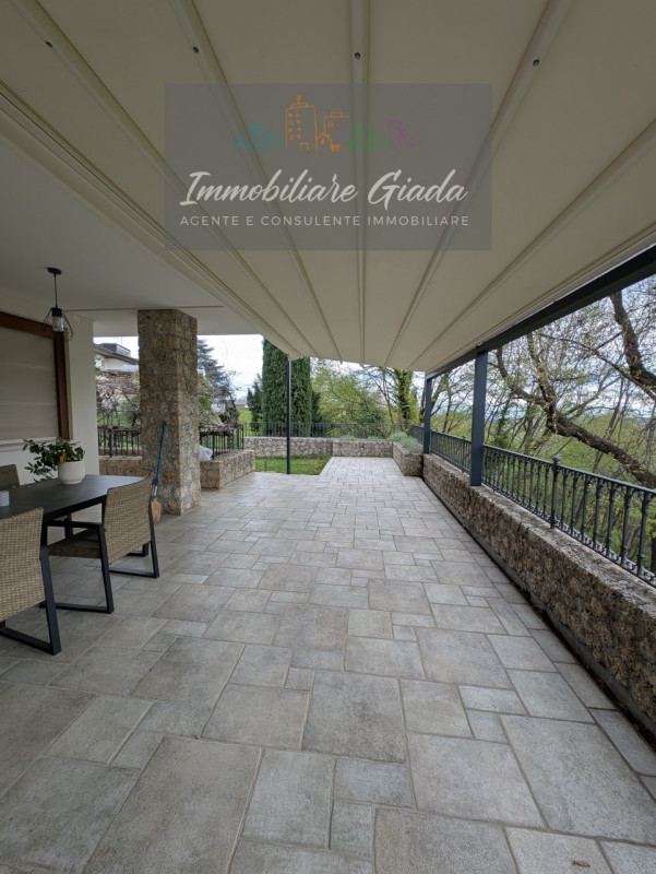 Vendiamo splendida villa singola del 2002 situata in contesto collinare con suggestiva vista pano...