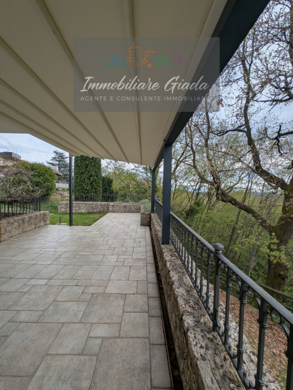 Vendiamo splendida villa singola del 2002 situata in contesto collinare con suggestiva vista pano...