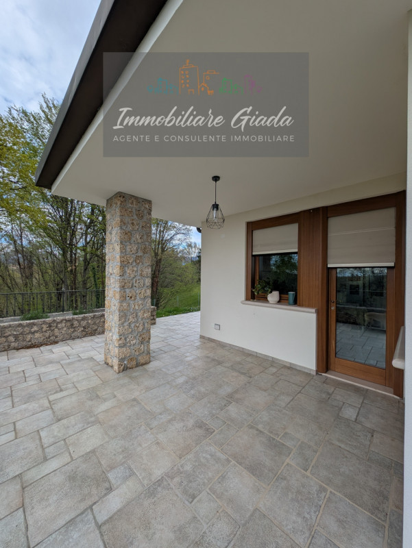 Vendiamo splendida villa singola del 2002 situata in contesto collinare con suggestiva vista pano...