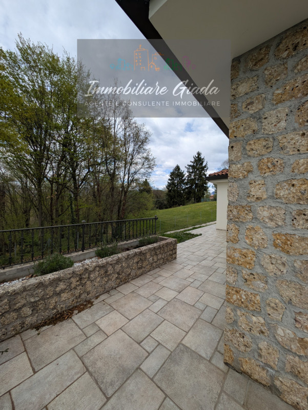 Vendiamo splendida villa singola del 2002 situata in contesto collinare con suggestiva vista pano...