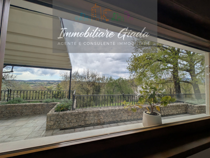 Vendiamo splendida villa singola del 2002 situata in contesto collinare con suggestiva vista pano...