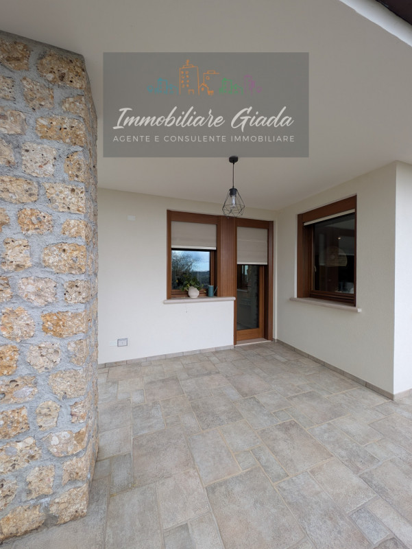 Vendiamo splendida villa singola del 2002 situata in contesto collinare con suggestiva vista pano...