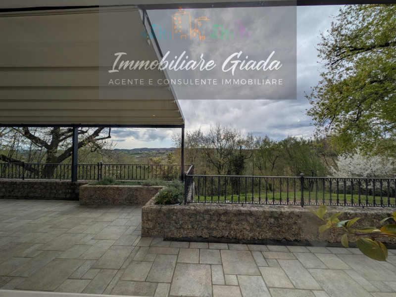 Vendiamo splendida villa singola del 2002 situata in contesto collinare con suggestiva vista pano...