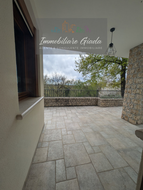 Vendiamo splendida villa singola del 2002 situata in contesto collinare con suggestiva vista pano...