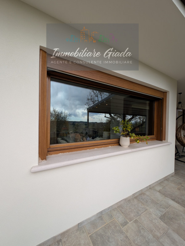 Vendiamo splendida villa singola del 2002 situata in contesto collinare con suggestiva vista pano...