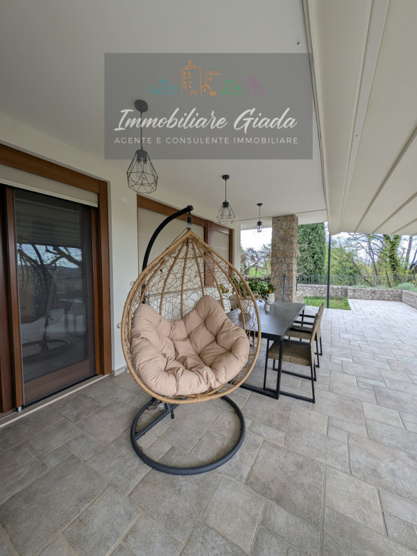 Vendiamo splendida villa singola del 2002 situata in contesto collinare con suggestiva vista pano...